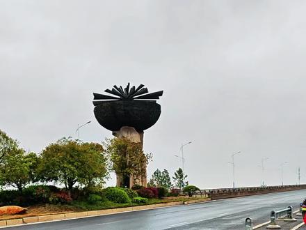 新余抬水公园木绣球花线路攻略,抬水公园的大门在西面,绣球花在最东西,公园很大,很多朋友进了公园也没找到绣球花,从大门进得步行很长才能到达。本条视频告诉你怎么走,可以开车直达花下,当然汽车最好不要进园,车停大挢下的免费停车场,步行几分钟即可到达。导航:小军奶油草莓园,城南从抱石大道过来的到达导航点时,继续往前开几百米,即到达大桥,不要上桥,右拐土路下去,城北从春龙大道过来的,过桥后掉头,从右边土路到桥下即可。#抬水公园木绣球 #镜头里的春日美景