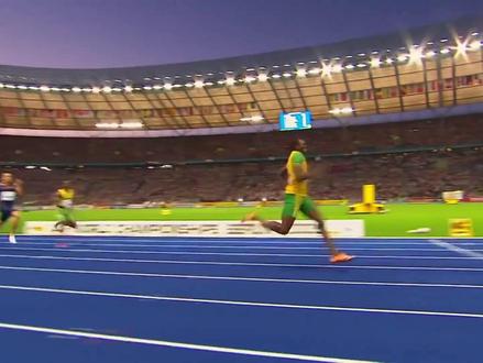 大赛第八枪,逆风0.9米/S,破纪录依旧如探囊取物 2009年柏林世锦赛,博尔特在第八枪比赛依旧创造了19秒19的世界纪录。#田径 #博尔特 #短跑