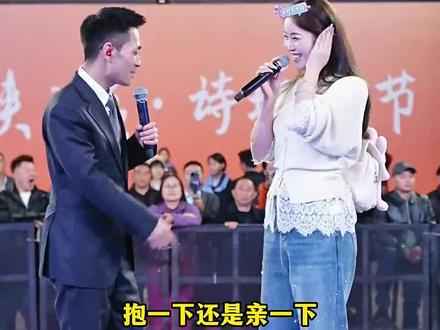 索图和小美女携手合唱《红尘情歌》,观众纷纷起哄亲一下抱一下#索图#索图大舞台*