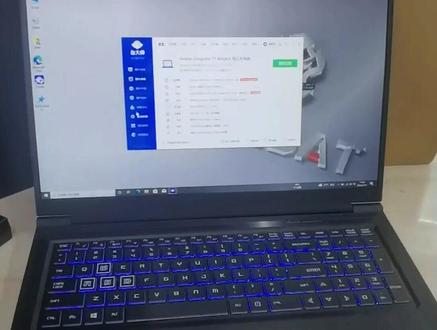 带包装箱火影T7A,八核处理器i7-11800H/RTX3070独显8GB/165hz电竞屏,独显直连,满血版显卡电竞游戏型笔记本电脑!#二手笔记本电脑 #电脑 #数码科技 #游戏本 #游戏日常
发货清单:机器+充电器,火影包装箱,鼠标,鼠标垫。原装机器,新机上市8千多,某东在售款,直降几千,您自己算一算,巨巨巨划算!
17.3寸高清屏1920*1080p,100%sRGB高色域,84%屏占比,6mm微边框,不到1cm边框,170°大视角!全尺寸键盘,带RGB七彩背光键盘!非常炫彩。
配置如下:
【处理器】英特尔酷睿11代i7-11800H,8核16线程处理器,主频2.3ghz
【运行内存】16GB,DDR4代内存 3200频率
【固态硬盘】512GB,硬盘通电时间短
【显 卡】英伟达RTX3070独立显卡8GB。140w满血版显卡,支持独显直连。秒杀市面上大部分游戏,吃鸡,绝地求生,3A大作,游戏玩家的最爱!