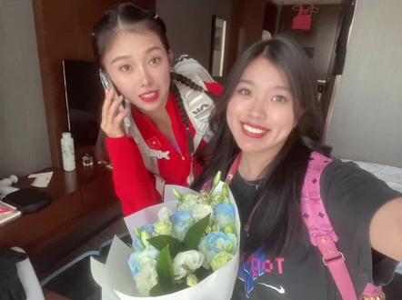 12.76!吴艳妮达标巴黎奥运会!五月份还在担心亚运会选拔赛资格,妮姐的冬训大家众所周知的原因,几乎是没有系统的,第一站肇庆抢跑,为了拿去冠军赛的资格,必须去比台州,少了系统训练时间,重庆身体状况非常不好,甚至拿了第二,比完重庆的休息时间已经很少了,离亚运会选拔赛已经很接近了,在0.2+的反应时下12.93拿下冠军,到了亚锦赛状态好时又不小心抢跑,18-21年,拿了三年全国锦标赛冠军,全运会最后一年脚受伤,拿下亚军。
23年12.87➡️12.76,这一路的艰辛是妮姐和杨指导还有妮姐妈咪同甘共苦一起走过的,恭喜他们,我们现役女子直道栏再次取得突破!#吴艳妮 #女子100米栏 #世界大学生运动会 #田径美女 #美女运动员