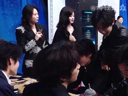 白鹿嘻哈天放时代少年团唱跳技能五子棋给我笑的!#白鹿 #时代少年团 #王嘉尔 #王天放 #嘻哈