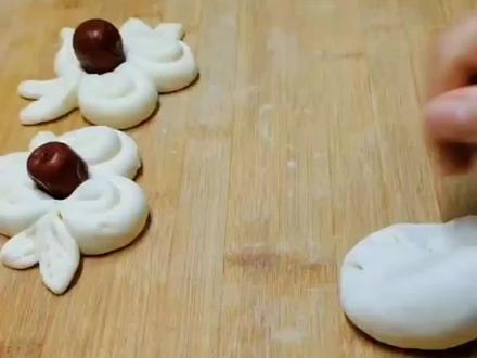 枣山花馍的寓意 枣山馍是经典,一层层面团垒成山形,嵌满红枣,寓意家业稳固、生活甜蜜,一年更比一年高。#民间手艺 #非物质文化遗产手工制作 #山西花馍#花馍#年馍