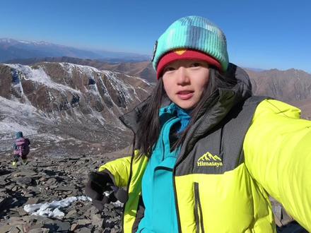 翡翠之巅,挑战心跳极限 day1:成都-小金县(适应海拔)
day2:徒步起点-6km-大本营
day3:大本营-3km-登顶-大本营-徒步起点-成都
第一次参与踩线活动,内心还是十分有感触的,这段时间会把路线修缮的更完美,期待大家在这里能体验感拉满,和队友相互帮助共同度过了这三天,谢谢队友 @三金向导 @叁叁~ @极行万界-葡萄糖 @陈星河(高山协作)指定摄影带队 .
#雪山#徒步#爬山#川西#户外徒步