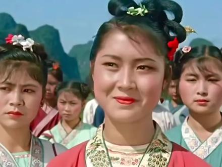刘三姐(又称刘三妹),是壮族民间传说中的歌仙,岭南文化的经典符号。
时代:相传为唐代(约公元703年)
故乡:公认广西河池宜州区
身份:贫苦农家女,天生善歌,出口成歌、即兴对唱
核心故事:自幼父母双亡,与兄刘二相依为命,砍柴捕鱼为生。
聪慧机敏,用山歌唱劳动、唱爱情、骂财主、斗强权(经典对手:财主莫怀仁)。
经典情节:对山歌斗秀才,以机智、幽默、犀利的歌词大败酸儒与财主 。
结局(传说):遭迫害后,在柳州鱼峰山骑鲤鱼升天,或化为石像,成为歌仙。
1961年电影《刘三姐》(黄婉秋饰)成为传世经典:
性格:聪慧、善良、勇敢,敢爱敢恨 。
唱腔:广西民歌风味,清亮婉转,句句押韵、即兴成篇。
精神:以歌为武器,为底层百姓发声,反抗压迫、追求自由。
非遗:2006年,刘三姐歌谣入选首批国家级非物质文化遗产。
广西文化名片,壮族文化代表 。
广西三月三歌圩,核心是纪念刘三姐、全民对歌。
影响:衍生出彩调剧、歌舞剧、实景演出《印象·刘三姐》等,风靡全国与东南亚 。
一句话总结: 刘三姐 = 民间智慧 + 山歌艺术 + 反抗精神 + 民族之美,是中国民间文艺里最鲜活、最受欢迎、最有生命力的女性形象之一。#刘三姐 @#刘山姐山歌 #刘山姐电影经典对山歌片段