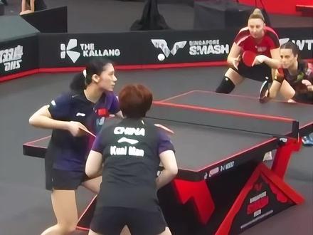 家人们!新加坡大满贯女双太燃了!
蒯曼、陈熠打1/8决赛,一上来真的紧!
尤其是陈熠,发球、衔接都没放开,前两局特别拘谨!
但蒯曼全程带节奏,一点点把状态拉回来!
三四局直接觉醒,攻防全面压制,配合越来越默契!
从慢热到碾压,国乒小将逆风翻盘#新加坡大满贯#蒯曼#陈熠