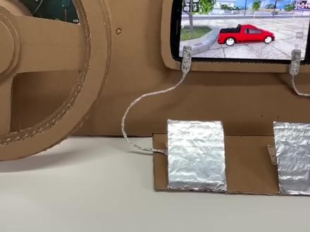 用纸板打造赛车游戏外设,没想油门刹车都能用,方向盘亮了#手工diy #模型制作 #纸箱改造