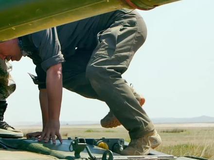 杰哥挑战驾驶国产96A主战坦克!#军事爱好者 #军事装备