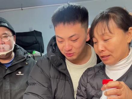 雪饼猴烤肠营业啦 #雪饼猴 #王铁柱 #长春动植物公园