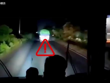 关灯超车是印度丧彪的成名技 #印度疯狂大巴 #关灯超车