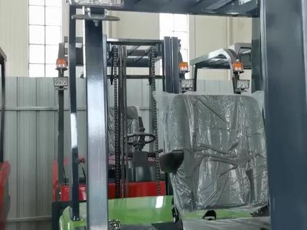 电动叉车紧急开关怎么复位,电动叉车紧急开关是一种保护装置,当叉车出现异常情况时,可以通过按下紧急开关来立即停止叉车的运行。但是,一旦按下紧急开关,叉车就会停止工作,需要进行复位才能重新启动。复位方法如下:首先,将叉车的所有控制杆都放置在中立位置,然后按下紧急开关旁边的复位按钮,直到听到“嘟嘟”声为止。此时,紧急开关就已经复位,可以重新启动叉车。需要注意的是,在复位之前,须先排除故障原因,确保叉车没有任何异常情况,否则重新启动可能会导致更严重的后果。因此,在使用电动叉车时,一定要注意,遵守操作规程,避免发生意外事故。