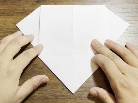 会扇动翅膀的纸飞机 周末了,陪孩子一起折一架好玩的纸飞机吧,在公园可以玩一下午#亲子手工 #纸飞机