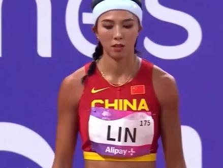 】19日晚,十五运会女子100米栏决赛,广东队的刘景扬战胜夺冠热门吴艳妮、林雨薇获得金牌!赛后刘景扬第一时间跑向了在观众席的妈妈,母女俩相拥大哭。
刘景扬接受采访时表示:“这是我参加的第三届全运会,前两届我甚至都没有进入过决赛,上届全运会结束,我就跟自己说,一定要在我的体育生涯结束前站上决赛的跑道,今天我用最棒的表现、最好的成绩站上最高领奖台,圆梦了,之前一直跟在吴艳妮、林雨薇后面,但今天我完成了超越,我做到了,我为自己感到骄傲,在自己的主场为广东拿金牌,我很荣幸。刚才我拥抱了我的妈妈,我们都哭了……谢谢大家一直的关心支持,我会继续努力,这不是结束,而是刚刚开始,下一个目标?——走着瞧!”