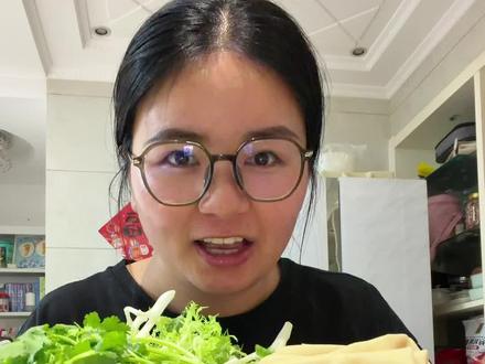东北蘸酱菜太适合作为减脂餐了,一顿就能吃到很多蔬菜,再搭配上鸡蛋茄子蘸酱,真的是太过瘾了!吃完感觉浑身都很轻松!以后有机会一定要去东北吃一顿正宗的!#真实生活分享计划 #低脂低卡 #吃瘦不饿瘦 #健康减脂 #抖音趣胃计划
