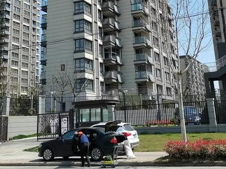 夏天买的房子明明采光刺眼,为何到了冬天又不见阳光?因为夏天太阳基本上就在头顶,低楼层采光都不会有影响,冬天太阳角度低,低楼层就做不到全天采光了,所以冬季最能反应一年的采光情况@抖音小助手