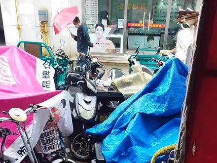 下雨,修一台雅迪14寸gt3代驾车,夫子牛是青岛地区第一个能生产维修代驾车的店
