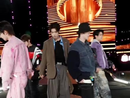 看完路透嘴皮子都磨薄了,会唱,每一首都会唱!#粉彩风盛放现场彩排路透 #粉彩风 #粉彩风盛放现场#抖音粉彩风盛放现场直击