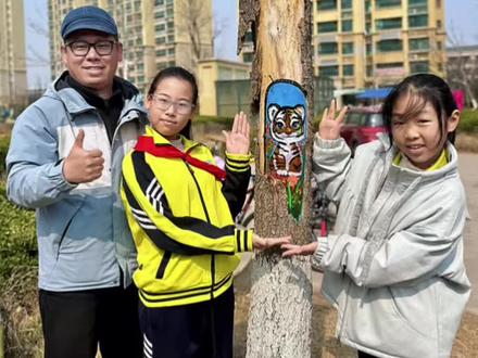 树洞里的春日小老虎 我在树洞里画下一只温顺可爱的小老虎,身旁铺满青青绿草与烂漫春花,把整个春天都藏进这方小小的角落。它没有凌厉的模样,只有温柔的神情,安静地陪伴在这里,像春天送来的小使者,温柔又治愈。
画下这只小老虎,是想把勇气与生机一同留下。虎象征着力量与平安,春代表着新生与希望,愿每一个路过看见它的人,都能被这份温柔治愈,心怀暖意,勇敢前行,在新的时光里,既有温柔的心,亦有不惧风雨的力量。#真实生活分享计划 #春天的色彩 #拥抱春天主题画 #艺术在抖音 #东营
