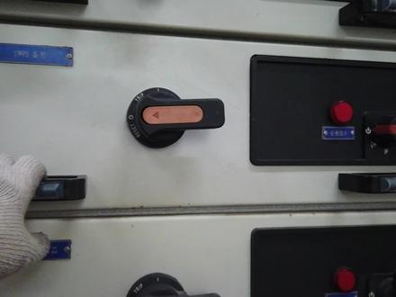 低压抽屉式开关柜如何操作?抽屉柜为什么有两个开关?