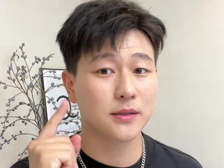 十块的电动牙刷❗️值不值得买? 一支只要几十块
拜托这手动牙刷也得十几二十块呢
今天开箱📍米家T200电动牙刷
首先这个礼盒颜值真的好可爱呀
作为生日礼盒很不错哦
颜值依旧是熟悉的米家极简风
整个机身只有一个按钮,但有两种清洁模式
上手超轻克重仅仅46克
对比我之前用的手动牙刷效率直接翻倍
实际使用起来确实很方便
16500转的高频震动,清洁效果很猛
而且它还有ipx7防水日常清洁也很方便
实测续航也是达到了30天🔋
作为入门款的电动牙刷
我敢说这应该是大品牌里性价比最牛的之一了
很适合初次尝试电动牙刷的兄弟们
而且还有很多配色,送人也很合适哦
#米家 #米家智能 #电动牙刷 #牙刷 #平价好物