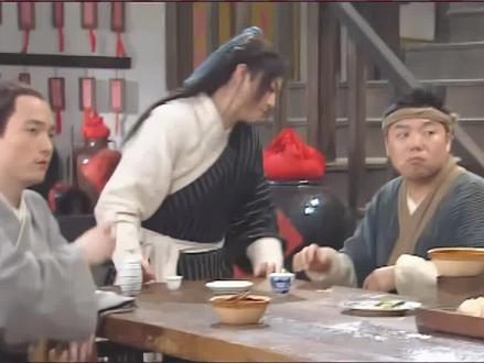 一群山贼欲闯入客栈吕秀才团灭对方 #武林外传