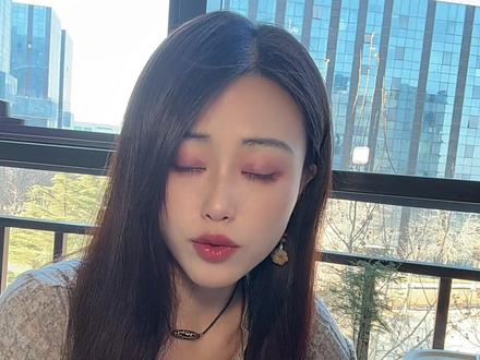 买星月菩提,发现有的珠子根本没“月亮”,或者月亮长歪了!这是坑吗?还能不能玩?1分钟给你说透!🔍
🌟 「学霸」正月:胚芽长在正中心,完美!但数量稀少,价格自然也高。
🌙 「偏科生」玄月(歪月):通常是打孔时原籽不圆或稍有偏差造成的。性价比之王!
🌌 「特长生」无月:胚芽位置原有大瑕疵,加工时师傅直接车掉,换来一颗更干净、品相更好的珠子。这叫“避瑕保品”!
✅ 图名正言顺、传统规整 → 攒钱上“正月”,没毛病。
✅ 图实惠,玩的是密度和皮质 → “玄月”和“无月”才是隐藏宝藏!盘出来一样油亮包浆,钱可能省下一半!
(我手里这条无月串)看,没月亮,但星点细密、底子瓷实,盘出来谁敢说它不香?😏
天上星月常圆满
手中菩提无定形
喜欢,就是最好的品相。#星月菩提 #文玩女孩 #文案手串 #知识科普 #文玩避坑