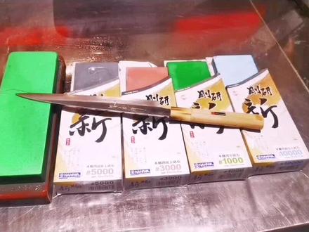 磨刃口按刃.磨稿线稍微上扬力道.但是左手又按住不让抬起来脱离砥石.这是一个手感.需要慢慢找.刀尖不要一直磨.磨到卡指甲.出锋了就可以.以防变形!鹰嘴!试试吧#厨刀 #磨刀 #磨柳刃 #研磨柳刃 #磨日式厨刀
