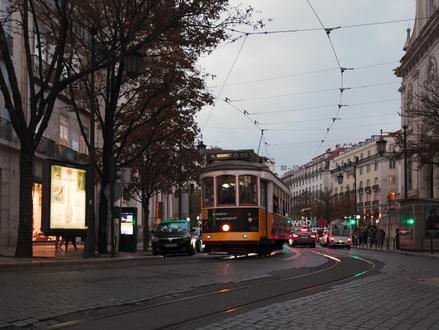 夜,里斯本丨大疆 Pocket 3 高感拍摄测试 #电影感 #每一帧都是热爱 #街头摄影 #拍出电影感