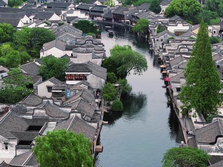 总要来趟江南吧!这一站我推荐去湖州南浔古镇 春天总要来趟江南吧!这一站我推荐去湖州南浔古镇这里不仅有白墙黑瓦的徽派建筑,有小桥流水人家,如果你也想来玩的话下面这份2天1夜游玩攻略请收好!#湖州 #南浔古镇 #这也能开播