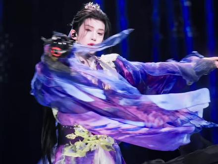 卧槽🙀你们快看!衣服真的会变色~ 视频是剪辑的~回复 @木忱的评论 真的是灯光和衣服问题!这次可以相信我了吧#刘宇 #向全世界安利 #惊艳瞬间 #刘宇封神舞台名场面