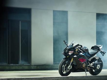一边封神一边骂街,张雪 500RR 的矛盾真相#张雪机车 #张雪500 #500rr #机车 #创作者中心