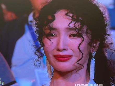 第七届海南岛国际电影节闭幕式暨颁奖典礼,电影《我是全世界最幸福的宝贝》获评委会大奖,导演李鸿其感谢妻子王紫璇双双落泪。#第七届海南岛国际电影节