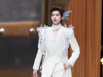 孙恩盛线下即出圈的含金量还在上升#2025抖音直播盛典 #孙恩盛 #颜值 #孙恩盛人鱼王子造型一眼万年 #线下