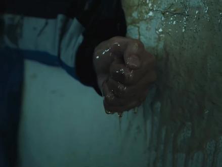 所有音乐平台均已免费上线!! 16岁为抵制校园霸凌而写的一首歌…新专第三首《玻璃》MV 这是一个浮躁的时代,我很希望我能在这个时代做一点真诚的事情…这是我新磨出来的一首歌,词曲编录混都是我…希望大家喜欢🙏#高中生 #原创音乐 #张博闻 #张博闻新歌玻璃