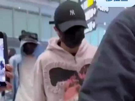 ss贴脸对穆祉丞说:“王橹杰要跟你耍朋友。″#王橹杰#穆祉丞#橹穆