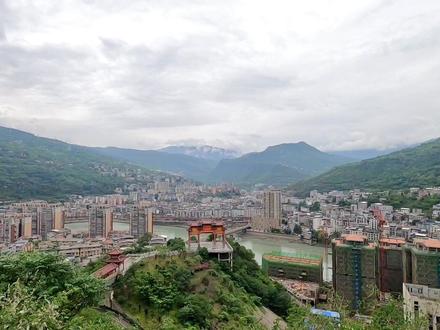 乐山峨边彝族自治县,西南小凉山区大渡河峡谷中的小城,是何模样 #峨边彝族自治县 #小凉山彝族 #大渡河峡谷 #山区城市自然美 #峨边县城 #山里生活 #地名背后是家乡 #抖出你的家乡 #乐山旅游 #西南山区