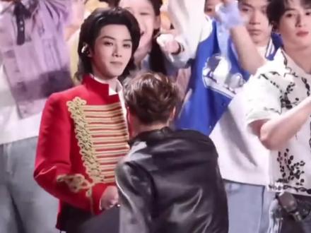 脆皮歌手遇上王神医 #华晨宇 #王嘉尔 #跨年晚会 #万万没想到