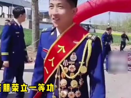 盘点送军功时的震撼名场面,一人立功,全家光荣! #兵哥哥 #一等功 #功臣 #立功喜报送到家 #立功