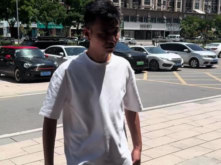 人这一辈子,哪有一帆风顺的。
我们都是平凡普通人,生活总会有起起落落,也总有难熬的时刻。
这段时间我历经风雨,心里藏了不少难处,一路默默咬牙坚持。
很幸运在平淡生活里,能够认识姐姐,结识姐姐一家人。
看着一大家人和和睦睦,孩子们天真可爱,总能给我带来很多温暖与力量。
纵使自己身处低谷,我也一直坚守本心,真诚善待身边每一份情谊。
生活虽有风雨,但人间自有温情。
愿往后日子平安顺遂,所有美好都如期而至。#农村生活 #厉怀远 #生活不会辜负每一个努力的人