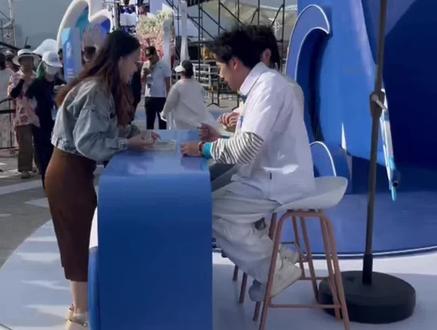 一只狗分成三段会变成什么?不要驼背! #一把郝龚箭 #微博夸年岛派对 #喜人奇妙夜 #郝旭涛 #龚英杰 要被温柔攻打了,刚一上岛就看到一把郝龚箭准备坐小火车去拍照片,我一只手打招呼,他们两只手挥手回应我🥹🥹🥹真又温柔又热情🥹🥹🥹希望你们不要驼背!