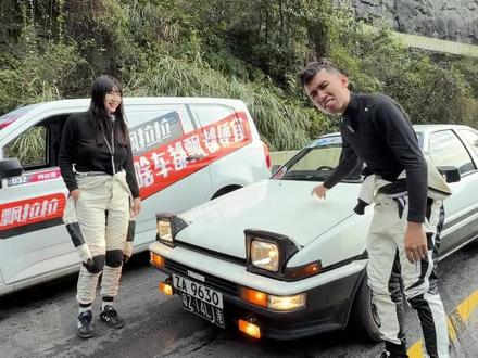 送豆腐的AE86碰上送货的五菱 就算是86也得留下车标#天门山99弯漂移有多危险#天门山99弯天路爬山赛
