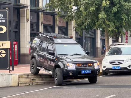 清华大北大不如胆子大。#硬派越野 #帕拉丁 #越野改装 #帅就完事了 #爱越野爱生活