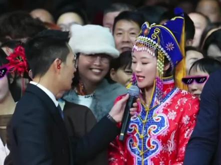 #索图大舞台现场。#内蒙姑娘上索图大舞台索图互动@甜格格🌶️ 格格🌶️ 甜格格。
1600公里从内蒙过来终于见到游总杨总天天说的索图了,火是真的火,帅也是真的帅。