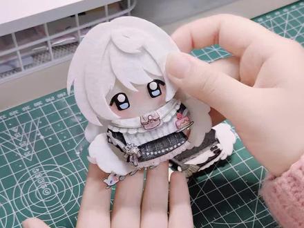 不织布娃娃制作教程
因为是分了好几天录的,所以角度和光线有的都不一致啊啊,望谅解#不织布#不织布娃娃#oc实体化#教程