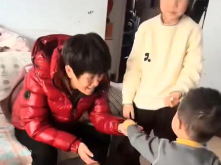 #甘宇翼 今天带爸爸妈妈回到了自己的家,爸爸妈妈看到他的孙子就眼睛不离开他孙子了,就不再太关注儿子了,因为孙子的年龄他走丢的时候差不多大,爷爷奶奶非常喜欢孙子,也见到了他的大孙女,爷爷奶奶看到三个孙子非常幸福,非常开心!33年来,不但见到了自己走丢的儿子,懂事的儿子还带回来三个孙子!#商警官 #宝贝回家