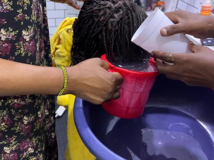 非洲脏辫原来是用开水烫出来的,做一个发型需要一整天的时间! #海外奇遇见闻录 #非洲脏辫 #美发