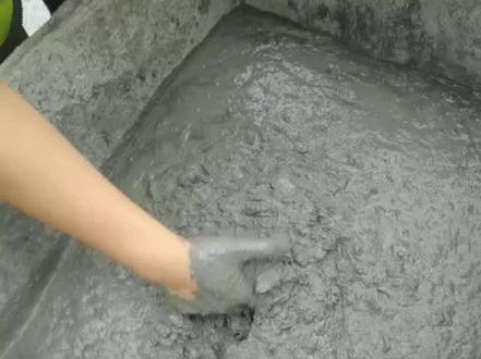 重庆一女总工亲自上手给一帮男技术员教学判断混凝土和易性优劣!#混凝土 #混凝土外加剂 #砼 #搅拌站 #商混站