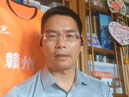 大学,请有序开放 疫情早已结束,但许多中国顶尖高校的校门依然紧闭。作为由全民税收支撑的公立机构,大学是否正在将公共资源变成少数人的特权?从沈从文旁听北大的历史,到今天“校园黄牛”泛滥的现实;从世界名校的开放包容,到我们以“安全”为名的一刀切封锁——这不仅是管理问题,更是对大学精神的背离。本视频呼吁全国高校有序开放公共区域,用精细化管理代替懒政式封闭。因为大学,从来就不该是围墙内的孤岛,而应是属于每一个渴望知识的人的灯塔。#大学开放 #教育公平 #公共资源 #校园不该有围墙