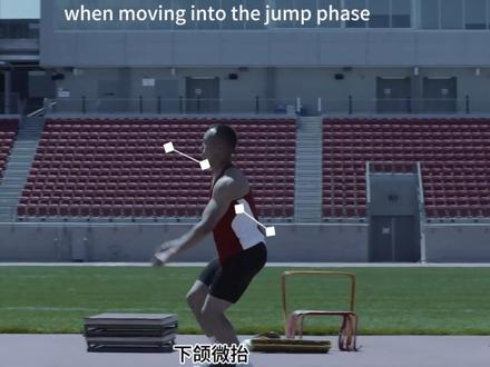 三级跳远三阶段核心目标与动作规范 进阶训练方法:从基础到提速,强化动作规范
训练核心:循序渐进,重点把控跨步技术与动作节奏。
基础动作练习
原地单脚跳:先练后踢腿触臀,再练向前顶抬膝盖,分步掌握腿部发力逻辑。
跨桶连贯跳:融合后踢臀与前抬膝动作,跨越标志桶行进跳跃,提升动作连贯性。
进阶动作练习
发力抬腿练习:发力向前高抬腿部,大腿保持水平;起跳腿踝、膝、髋关节充分伸直延展,强化发力效率。
完整三跳练习:单脚站立完成三级跳远完整动作,落入沙坑,熟悉三跳衔接节奏。
提速训练
逐步增加助跑步数,稳步提升助跑速度,适配自身发力节奏。
助跑核心要点:提速 + 稳节奏,助力高效起跳
助跑目标:最大化提速,转化为腾空力量,步数奇偶均可。
步数参考:助跑步数≈运动员年龄,适配身体发育阶段。
距离定位:1 步跑步距离 = 2 步步行丈量;例:12 步助跑 = 24 步步行。
固定助跑:卷尺标定固定距离,训练、比赛统一使用,减少失误。
踏板节奏
倒数第二步:适当拉大步幅,为起跳蓄力。
重心调整:身体重心微微下沉,稳定发力姿态。
踏板落地:全脚掌接触起跳板,肩部略靠髋部后方,保证发力传导。
起跳位置:踏板尽量贴近板沿,最大化跳跃距离。
三级跳远三阶段核心目标与动作规范
一、单跳(Hop)
核心目标:保持水平行进速度
关键动作规范
摆动腿:向前上方猛力蹬抬,大腿与地面平行
手臂:双臂大幅度向上摆动
起跳腿:后跟向臀部收拢,小腿前伸、脚尖勾起
落地:主动下压腿部,缓冲落地
二、跨步(Step)
核心目标:维持水平速度,把控空中平衡
关键动作规范
摆动腿:大腿保持水平,发力稳定
上半身:挺直稍前倾,维持身体平衡
手臂:双臂向前上方奋力摆动
落地:腿部伸直、脚尖勾起,主动落地缓冲
三、跳跃(Jump)
核心目标:最大化腾空高度,为落地做准备
关键动作规范
体态:下颌微抬,躯干直立舒展
腾空角度:高于前两跳,提升跳跃远度
腿部:摆动腿向上向外送出
手臂:双臂向前上方摆动,助力腾空
落地:双腿并拢前伸,平稳落入沙坑#三级跳远 #三级跳教学 #助跑三级跳 #跳远 #田径