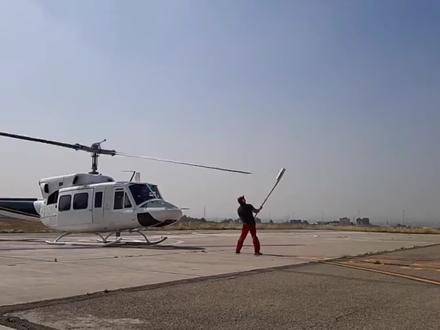 地勤人员为什么要用杆子去挡直升机的旋翼#科普一下#内容过于真实#涨知识